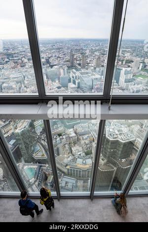 Londra, Regno Unito. 27 settembre 2023. I visitatori possono ammirare la vista impressionante, che si affaccia anche sulla Nat West Tower (R), il giorno di apertura di Horizon 22, la galleria pubblica più alta d'Europa con i suoi 254 metri/833 piedi, situata al 58° piano del 22 Bishopsgate. Questa è la richiesta, 5.000 persone avevano prenotato i biglietti entro i primi 3 minuti dal sito di prenotazione in diretta il 20 settembre credito: Stephen Chung / Alamy Live News Foto Stock