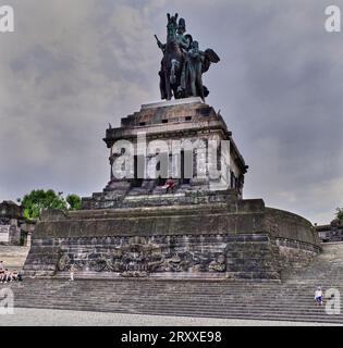 Monumento Kaiser Wilhelm, indipendenza tedesca, all'angolo tedesco o Deutsches Eck a Coblenza, Germania. Dove il Reno incontra la Mosella. Foto Stock