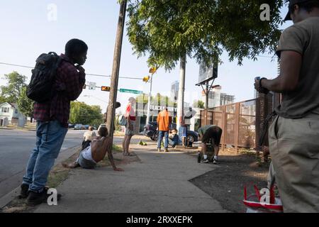 Austin, Texas USA, agosto 31 2023: Gli uomini che vivono senza casa per le strade del centro di Austin cercano l'ombra in un caldo pomeriggio di agosto. ©Bob Daemmrich Foto Stock