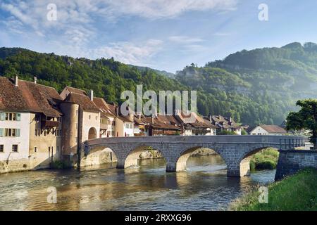 La Svizzera del Canton Giura, Saint Ursanne, mediaevel città storica attraversata dal fiume Doubs Foto Stock