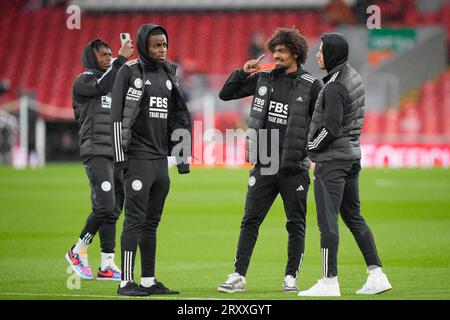 I giocatori del Leicester City ispezionano il campo prima della partita del terzo turno della Carabao Cup Liverpool vs Leicester City ad Anfield, Liverpool, Regno Unito, 27 settembre 2023 (foto di Steve Flynn/News Images) Foto Stock