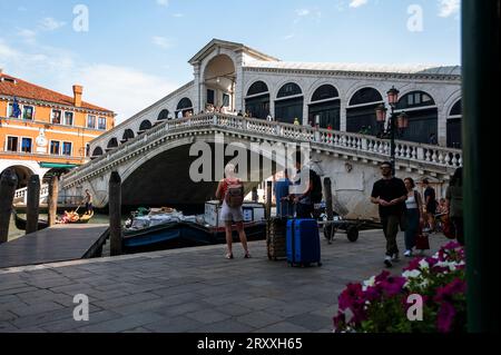 I più mattinieri passeranno davanti a qualche chiatta ormeggiata, che offre cibo fresco e bevande ogni giorno accanto a uno dei principali luoghi di interesse di Venezia, Rialto Foto Stock