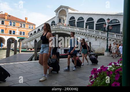 I più mattinieri passeranno davanti a qualche chiatta ormeggiata, che offre cibo fresco e bevande ogni giorno accanto a uno dei principali luoghi di interesse di Venezia, Rialto Foto Stock