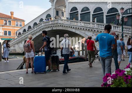 I più mattinieri passeranno davanti a qualche chiatta ormeggiata, che offre cibo fresco e bevande ogni giorno accanto a uno dei principali luoghi di interesse di Venezia, Rialto Foto Stock