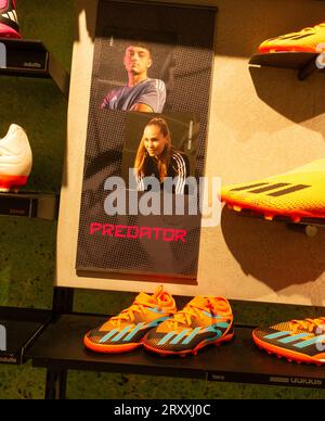 Mostra del negozio di scarpe da calcio Adidas Predator con il calciatore spagnolo internazionale Irene Guerrero Foto Stock
