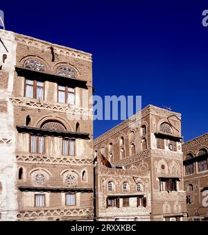 Dettagli di design dell'architettura tradizionale yemenita negli edifici storici della città vecchia di Sanaa nello Yemen Foto Stock