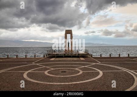 Statua della dea greca Atena sull'Arena dello stretto, nota anche come Anfiteatro Anassilaos a Reggio Calabria, Italia. Monumento a Vittorio Emanuele Foto Stock