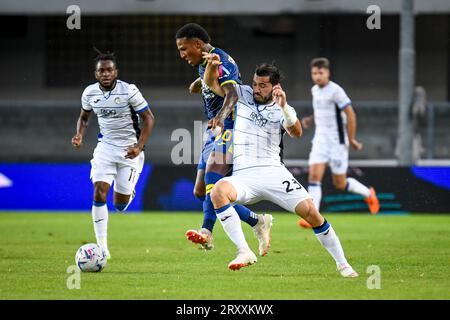 Michael Folorunsho di Verona ostacolato dal Sead Kolasinac dell'Atalanta durante l'Hellas Verona FC vs Atalanta BC, partita di serie A di Verona, Italia, settembre 27 2023 Foto Stock