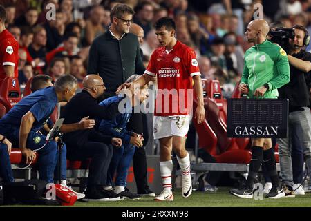 EINDHOVEN - (l-r) PSV Eindhoven allenatore Peter Bosz, PSV Eindhoven team manager Bas Roorda, Ricardo Pepi del PSV Eindhoven durante la partita di campionato olandese tra PSV Eindhoven e Go Ahead Eagles allo stadio Phillips il 27 settembre 2023 a Eindhoven, Paesi Bassi. ANP MAURICE VAN STEEN Foto Stock