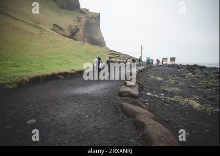 Way, percorso dal parcheggio alla spiaggia di sabbia nera di Reynisfjara, Islanda Foto Stock