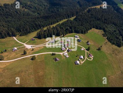 Immagine del drone, rifugi alpini sullo Spielbergalm, Osterhorngruppe, comune di Krispl, Salzkammergut, Tennengau, provincia di Salisburgo, Austria Foto Stock