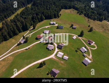 Immagine del drone, rifugi alpini sullo Spielbergalm, Osterhorngruppe, comune di Krispl, Salzkammergut, Tennengau, provincia di Salisburgo, Austria Foto Stock