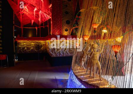 Howrah, Bengala Occidentale, India- 3 ottobre 2022 : bella illuminazione e decorazione all'interno del Durga puja pandal, Durga Puja, festival di Hindusim. Foto Stock