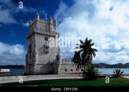 Vecchia torre Torre de Belem sul fiume Tago, costruita nel 1520, Belem, Lisbona, Portogallo Foto Stock