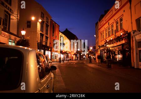 High Street of Kilkenny di notte, County Kilkenny, Irlanda, High Street of Kilkenny di notte, County Kilkenny, Irlanda Foto Stock