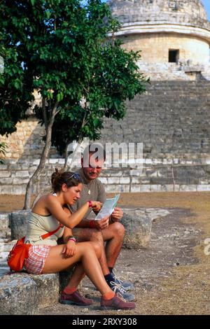 Coppia davanti all'osservatorio, Chichen Itza, Yucatan, Messico Foto Stock