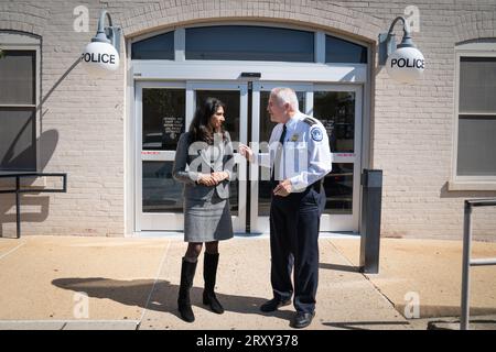 La segretaria Suella Braverman parla con il capo della polizia del Campidoglio degli Stati Uniti, Thomas Manger a Washington DC, dove ha discusso della polizia in America, durante la sua visita di tre giorni negli Stati Uniti. Data foto: Mercoledì 27 settembre 2023. Foto Stock