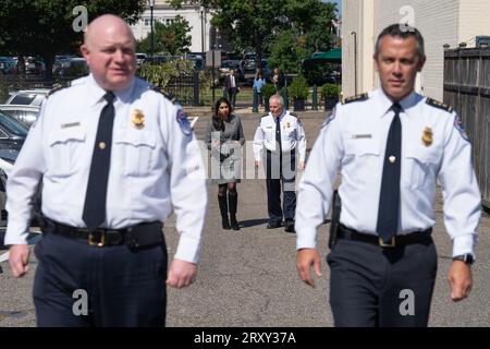 La segretaria Suella Braverman parla con il capo della polizia del Campidoglio degli Stati Uniti, Thomas Manger a Washington DC, dove ha discusso della polizia in America, durante la sua visita di tre giorni negli Stati Uniti. Data foto: Mercoledì 27 settembre 2023. Foto Stock