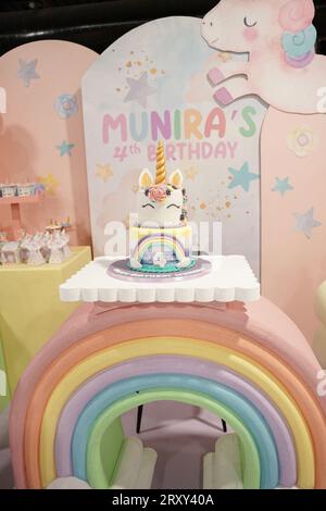 Un unicorno, torta di compleanno arcobaleno per un bambino piccolo