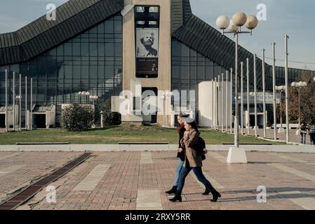 Pristina, Kosovo. Novembre 2017. Due ragazze camminano davanti a un edificio nella capitale poche settimane prima della celebrazione dell'indipendenza del paese Foto Stock