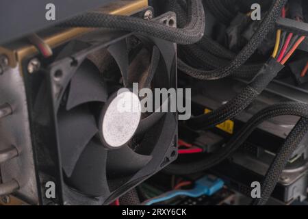 Una ventola della CPU polverosa in un case del computer. Primo piano. Foto Stock