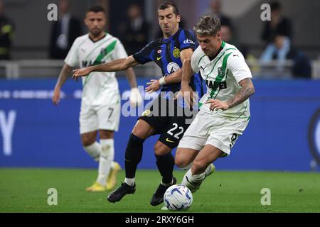 Milano, 27 settembre 2023. Henrikh Mkhitaryan dell'FC Internazionale tussles con Andrea Pinamonti dell'US Sassuolo durante la partita di serie A A a Giuseppe Meazza, Milano. Il credito fotografico dovrebbe leggere: Jonathan Moscrop / Sportimage Foto Stock