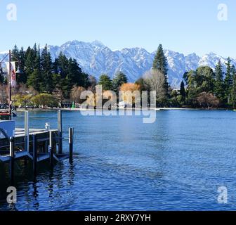 Vedute del Lago Wakatipu attorno alla cittadina turistica di Queenstown, nuova Zelanda Foto Stock