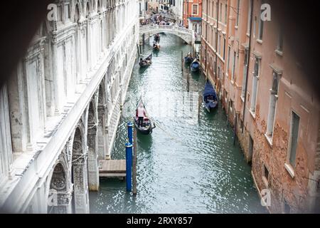 Venezia, Veneto, Italia, 16 settembre 2023, una veduta di Venezia dall'interno del ponte dei sospiri Foto Stock