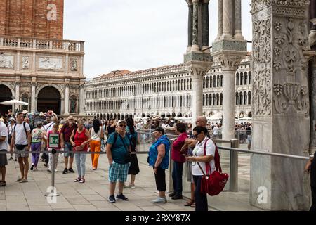 Venezia, Veneto, Italia, settembre 2023, la gente affonda le strade di Venezia Foto Stock