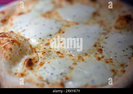 Primo piano di pizza cremosa con 5 formaggi Foto Stock