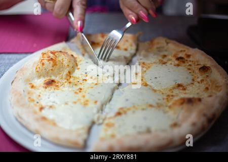 Primo piano di pizza cremosa con 5 formaggi Foto Stock