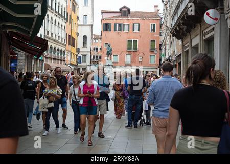 Venezia, Veneto, Italia, settembre 2023, la gente affonda le strade di Venezia Foto Stock