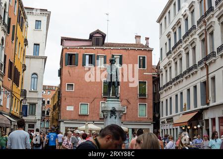 Venezia, Veneto, Italia, settembre 2023, la gente affonda le strade di Venezia Foto Stock