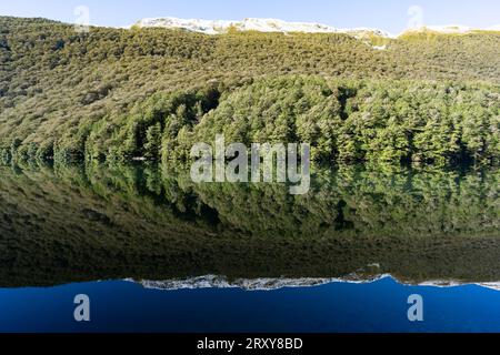 Mirror Lakes lungo la strada panoramica di Milford Road nell'Isola Sud della nuova Zelanda Foto Stock