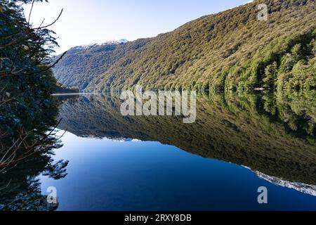 Mirror Lakes lungo la strada panoramica di Milford Road nell'Isola Sud della nuova Zelanda Foto Stock