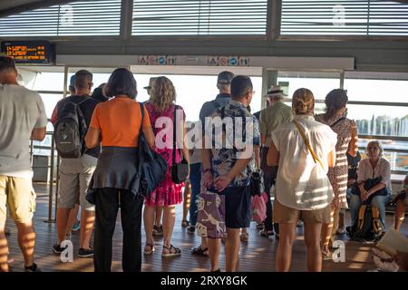 Venezia, Veneto, Italia, 16 settembre 2023, i turisti aspettano un vaporetto alla stazione degli autobus Foto Stock