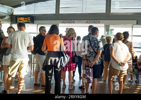 Venezia, Veneto, Italia, 16 settembre 2023, i turisti aspettano un vaporetto alla stazione degli autobus Foto Stock