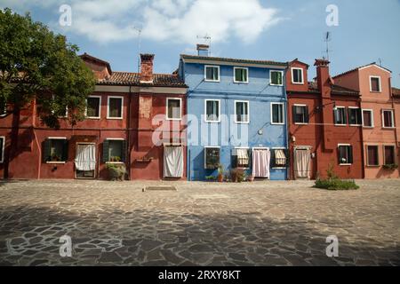 Burano, Veneto, Italia, settembre 2023, turisti che affollano le strade di Burano, famosa per le sue case colorate. Foto Stock