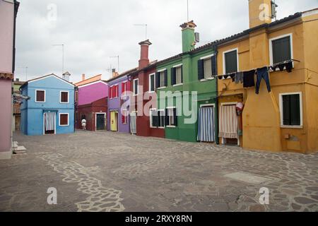 Burano, Veneto, Italia, settembre 2023, turisti che affollano le strade di Burano, famosa per le sue case colorate. Foto Stock