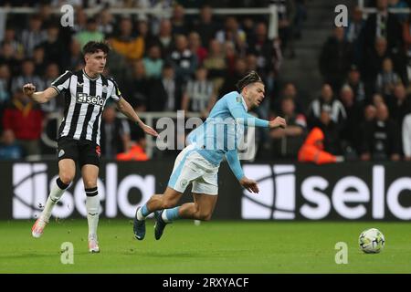 Tino Livramento del Newcastle United fallo il Manchester City Jack Grealish durante la partita del terzo turno della Carabao Cup tra Newcastle United e Manchester City a St.. James's Park, Newcastle mercoledì 27 settembre 2023. (Foto: Mark Fletcher | notizie mi) Foto Stock