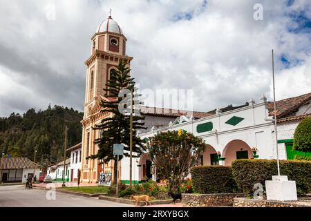 Iza, Boyaca, Colombia - 9 agosto 2023. Storico Tempio Parrocchiale del Divino Salvatore, costruito nel 1678 nella piazza centrale della bella cittadina Foto Stock