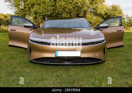 RALSKO, REPUBBLICA CECA - 19 SETTEMBRE 2023. Aria LUCIDA. Auto di lusso LUCIDA con porte aperte su un prato vicino alla foresta. Auto elettrica moderna e di lusso LUCIDA. Foto Stock