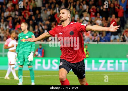 Wiesbaden, Deutschland 27. Settembre 2023: DFB-Pokal - 1 Rd. - 2023/2024 - Wehen Wiesbaden vs. RB Leipzig IM Bild: Torschuetze Ivan Prtajin (Wiesbaden) freut sich ueber sein Anschlusstor zum 1:2. /// le normative DFB vietano l'uso di fotografie come sequenze di immagini e/o quasi-video // Foto Stock