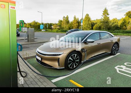 RALSKO, REPUBBLICA CECA - 19 SETTEMBRE 2023. Aria LUCIDA. Modern LUCID Air Electric CA. Ricarica di auto elettriche alla stazione. Foto Stock