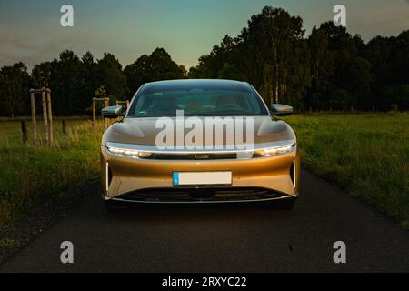 RALSKO, REPUBBLICA CECA - 19 SETTEMBRE 2023. Aria LUCIDA. Moderna auto elettrica LUCID Air al tramonto. Auto elettrica moderna LUCIDA. Foto Stock