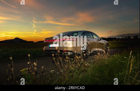 RALSKO, REPUBBLICA CECA - 19 SETTEMBRE 2023. Aria LUCIDA. Moderna auto elettrica LUCID Air al tramonto. Auto elettrica moderna LUCIDA. Foto Stock