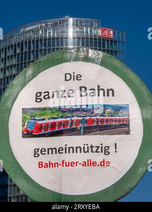 Bündnis Bahn für alle Deutschland, Berlino, 27.09.2023, Bahn für alle GiB, Gemeingut in Bürgerhand fordert im Vorfeld der Aufsichtsratssitzung der Deutschen Bahn AG den Stopp der Aufspaltungspläne, Aktion vor dem Bahntower am Berliner Potsdamer Platz, Â *** Alliance Bahn für alle Germany, Berlino, 27 09 2023, Bahn für alle GiB, Gemeingut a Bürgerhand chiede, in vista della riunione del Consiglio di vigilanza della Deutsche Bahn AG, la fine dei piani di scissione, azioni di fronte alla torre ferroviaria di Berlins Potsdamer Platz, Â Foto Stock