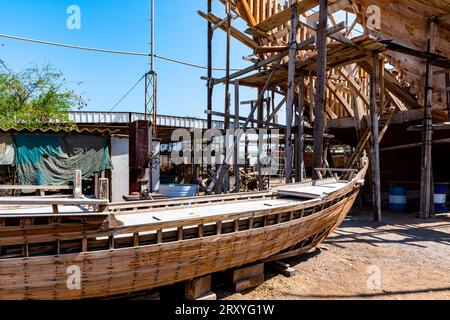 Metodo tradizionale di costruzione di barche dhow in legno a Sur, Oman Foto Stock