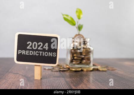 Vista dall'alto della pagina con le modifiche al testo in arrivo nel 2024 sul blocco note giallo Foto Stock