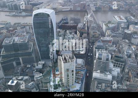 Londra, Regno Unito, 27 settembre 2023: Una vista dell'edificio CHeesegrater e del Tamigi da un nuovo punto di vista libero, chiamato Horizon 22. Da Bishopsgate nella City di Londra, il punto panoramico al 58° piano in un edificio di proprietà di AXA, è il punto panoramico più alto d'Europa, con i visitatori che hanno una vista chiara sullo Shard e proprio attraverso Londra. Foto Stock